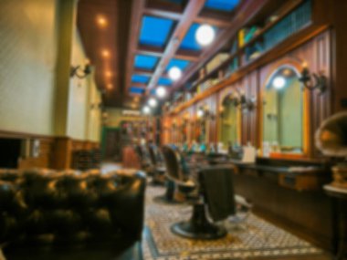 Berber dükkanının geçmişi bulanık. İnsansız bir geçmiş. Odaklanamayan berber dükkanı iç mimarisi.