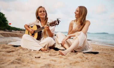 Arkadaşlar gün batımında bir plajda gitar çalmak için toplanır, unutulmaz mutluluk ve mutluluk anları yaratırlar.