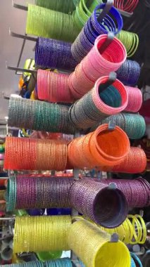 Charminar Hyderabad 'da düğün için tasarım bilezikleri.