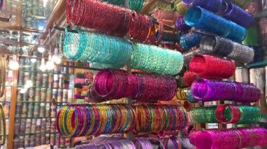 Charminar Hyderabad 'da düğün için tasarım bilezikleri.