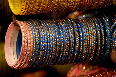 Dükkanda düğün için tasarım bilezikleri. 