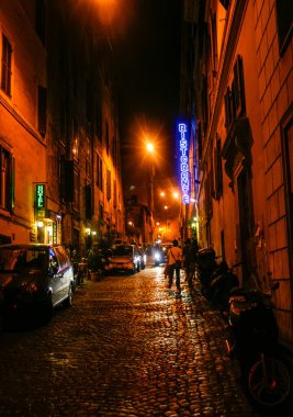 Gece Roma 'da Cobblestone Caddesi