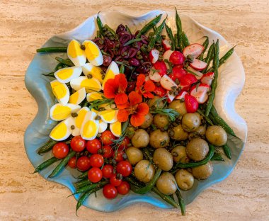 Mavi ve Beyaz Kâse 'de Nicoise Salatası
