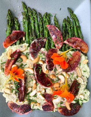 Çırpılmış Ricotta peynirli kuşkonmaz ve kanlı portakal salatası.