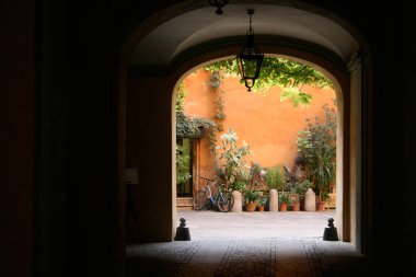 Parlak Avlu Roma 'daki Karanlık Geçitten Bakıyor