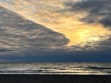 Güneş Bulutlu Gri Gök Gölü Üzerinden Kırıyor