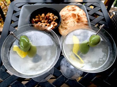 Martini ve aperatifler açık verandada.