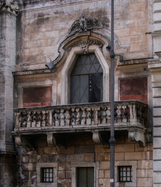 Büyük Mermer Balkon ve Roma 'daki Eski Binanın Süslü Kemeri