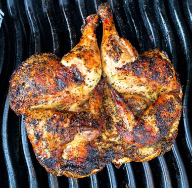 Kömürleşmiş, Herb ve Baharat Sürtünmüş Fırçalanmış Tavuk Izgarada