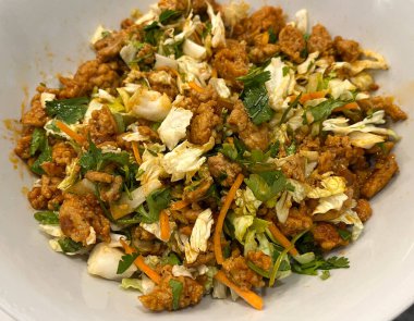 Lahana, kereviz, havuç ve İtalyan maydanozlu Gochujang hindisi..