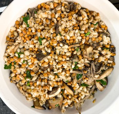 Bir kase arpa ve mercimek ve çeşitli yabani mantarlar..