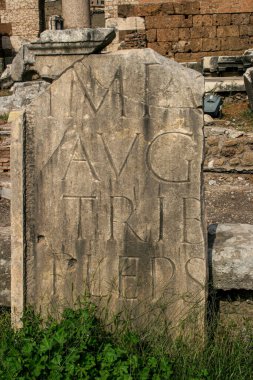 Roma, İtalya 'da Harabeler Arasında Yazılı Taş Duvarın Bir bölümü.