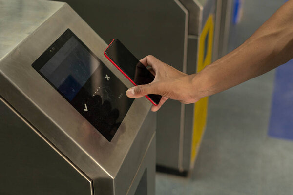 Latino pays digitally with smartphone