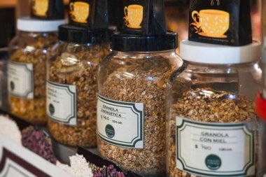Piyasa rafında granola dolu cam kavanozlar.