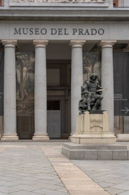 İspanya, Madrid, 14 / 02 / 2024: İspanya 'nın Madrid kentindeki Velazquez heykeliyle Prado Müzesi girişi