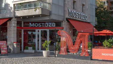 Mostaza hamburgercinin fast food restoranının manzarası