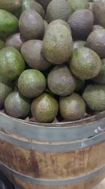 Yerel bir marketten taze avokado seçiyorum.