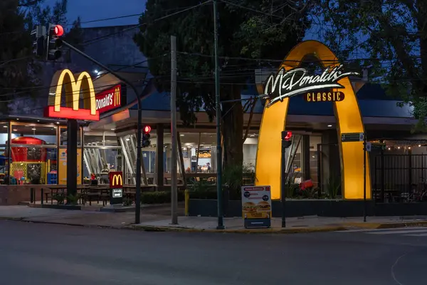 Buenos aires, Arjantin: 02-05-2025: Klasik bir McDonalds fast food dükkanının dış görünüşü