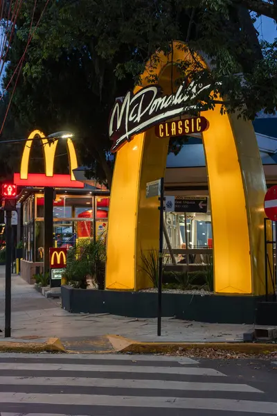 Buenos Aires, Argentina, 20-05-2025: Mc Donalds kemer yolunun yakın çekimi