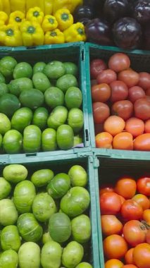 Süpermarket raflarında taze sebzelerin dikey tablosu