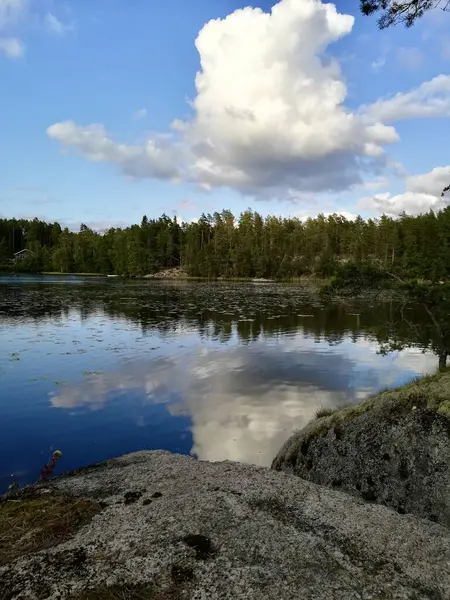 Dağlarda güzel bir göl manzarası