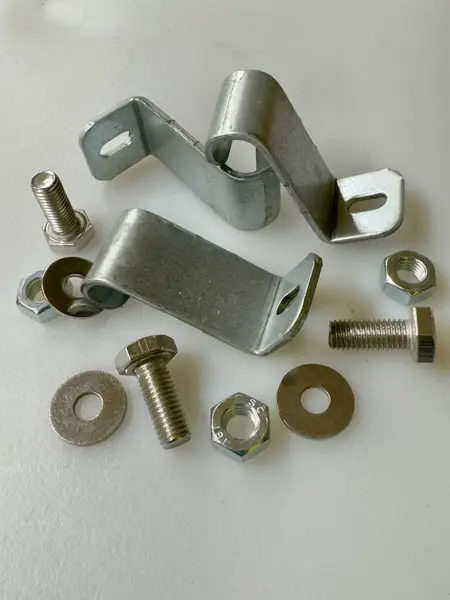 Beyaz arka planda fındık için metal ve fındık