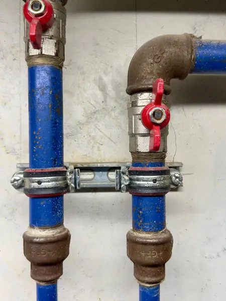 Yakın - bir boru ve bir vana boru üzerinde