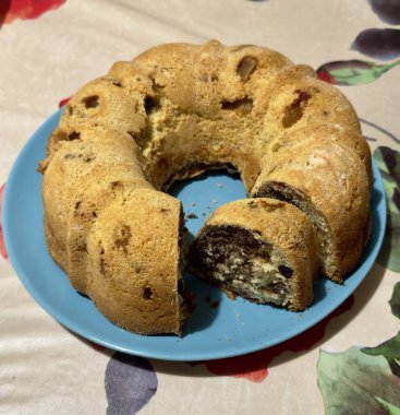 Tabakta kuru üzümlü ev yapımı çikolatalı pasta.