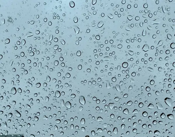 Pencereye bir damla su. Su damlalarının arka planı. soyut doğal arkaplan.