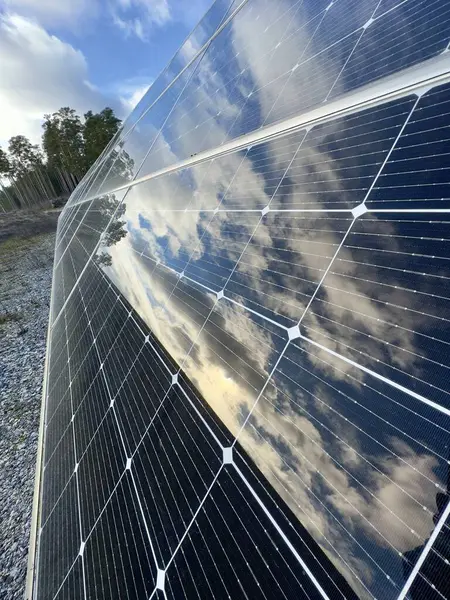 Güneş Panelleri Gökyüzünü Yansıtıyor ve Bulutlar Yenilenebilir Enerji Konsepti