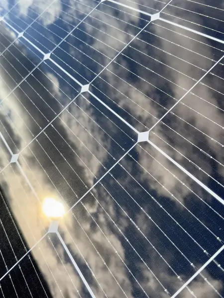 Güneş Panelleri Gökyüzünü Yansıtıyor ve Bulutlar Yenilenebilir Enerji Konsepti