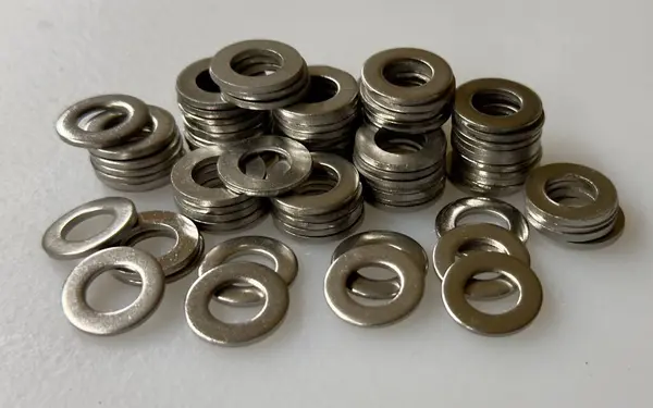 Bir metal yığını.