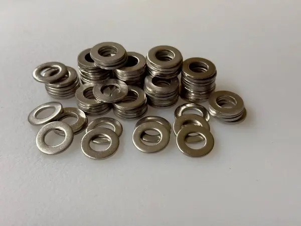 Gri arka planda metal fındık