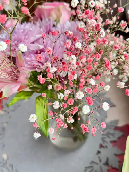  Küçük beyaz çiçekleri olan narin çigila (bebek nefesi) buketi, hafif ve zarif bir çiçek aranjmanı oluşturur. Düğünler, ev dekorasyonu ve romantik hediye fikirleri için mükemmel..