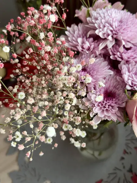  Küçük beyaz çiçekleri olan narin çigila (bebek nefesi) buketi, hafif ve zarif bir çiçek aranjmanı oluşturur. Düğünler, ev dekorasyonu ve romantik hediye fikirleri için mükemmel..