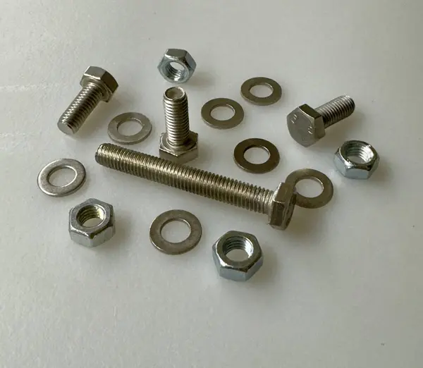 Somun ve civata beyaz bir arka plan üzerinde