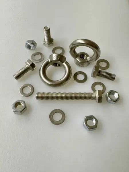 Beyaz arka planda metal fındık, cıvata ve fındık