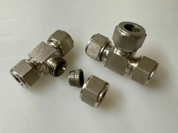 Tesisat için paslanmaz çelik tesisat ve beyaz arka plan üzerine montajlar