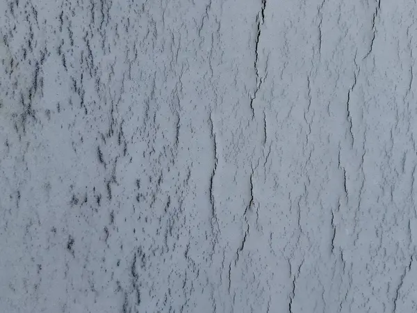 Çatlamış bir yüzeye yakın çekim ve karmaşık bir desen. Geçmişler, dokular ve tasarım projeleri için ideal. Yaşlanmayı, yıpranmayı ve maddi bozulmayı temsil eder..