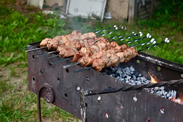 üzerinde şiş ızgara et