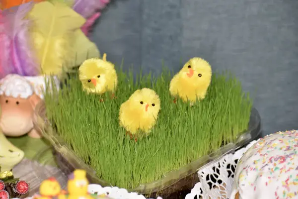 Yeşil çimenlerin üzerinde Paskalya yumurtaları