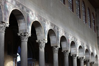 Roma, İtalya 'daki şehir duvarlarının dışında Aziz Paul Bazilikası