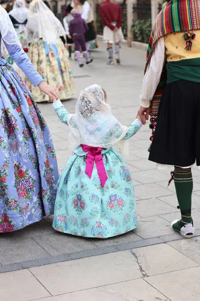 Bu fotoğraf Fallera 'nın güzel kıyafeti İspanya' yı gösteriyor..