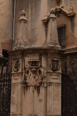 Valencia, İspanya 'daki antik, güzel bir bazilika cephesinde.