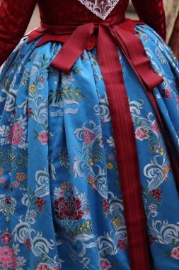 Fotoğrafta geleneksel, ulusal kostüm parçaları var, Fallera 'nın elbisesi.