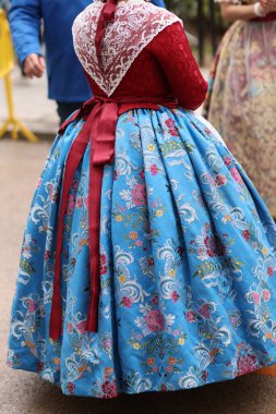 Fotoğrafta geleneksel, ulusal kostüm parçaları var, Fallera 'nın elbisesi.