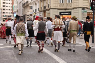 Fotoğrafta geleneksel, ulusal kostüm parçaları var, Fallera 'nın elbisesi.