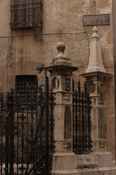 Valencia, İspanya 'daki antik, güzel bir bazilika cephesinde.