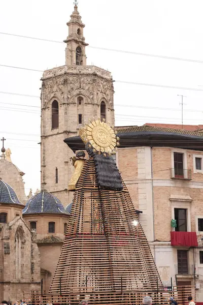 Çiçeklerle süslenmiş bir figür. Las Fallas 2025, İspanya, Valencia.