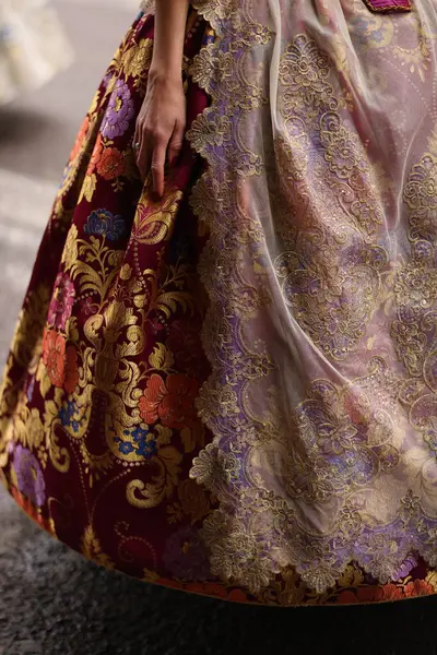 Fotoğrafta geleneksel, ulusal kostüm parçaları var, Fallera 'nın elbisesi.